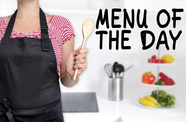 Menú del día cocinero sosteniendo fondo de cuchara de madera — Foto de Stock