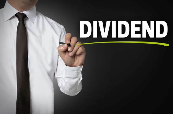 O dividendo é escrito pelo conceito de fundo do homem de negócios — Fotografia de Stock