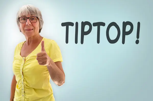 Senior mulher mostrando polegares para cima conceito tiptop — Fotografia de Stock
