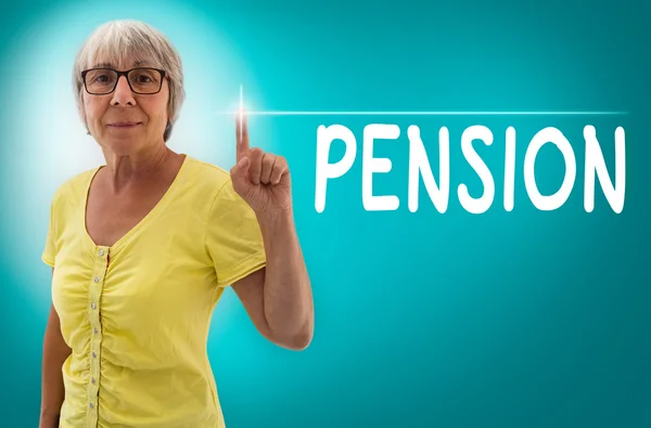 L'écran tactile de pension est montré par le concept Senior Woman . — Photo