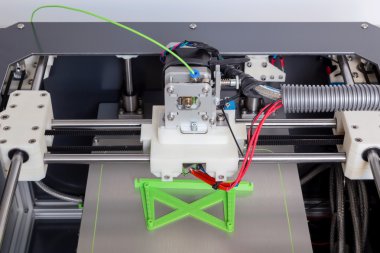 parlak yeşil filaman ile 3D printerlere harcama maddeler