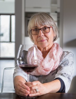 Bir masada şarap içme kadın kıdemli