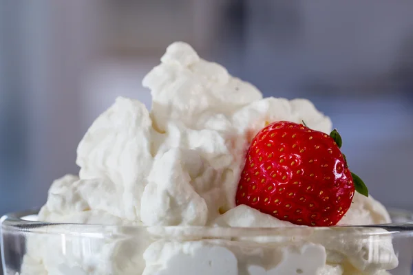 Cream met aardbeien in een glazen kom — Stockfoto