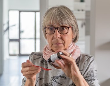 Kadın kıdemli damla ilaç kaşık