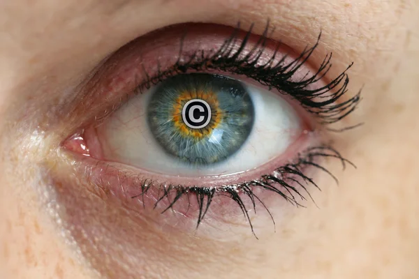 瞳孔の概念に著作権記号が付いている目 — ストック写真