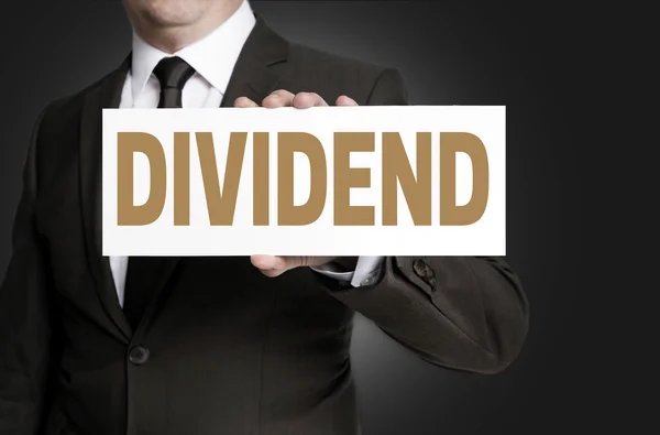 Signo de dividendo está en manos de empresario concepto — Foto de Stock