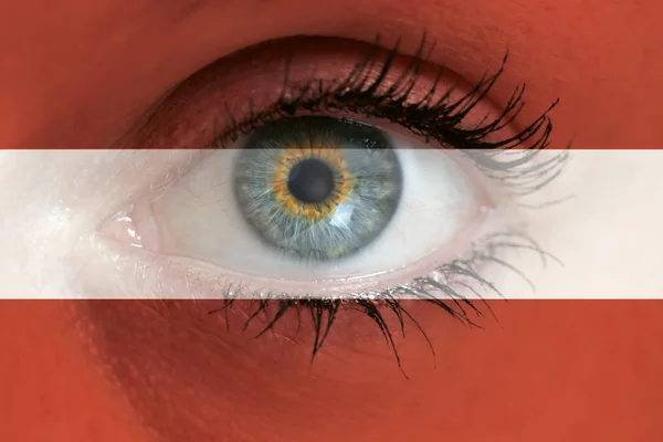 Occhio guarda attraverso Austria bandiera sfondo concetto macro — Foto Stock