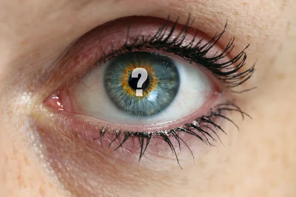 瞳孔の概念に疑問符が付いている目 — ストック写真