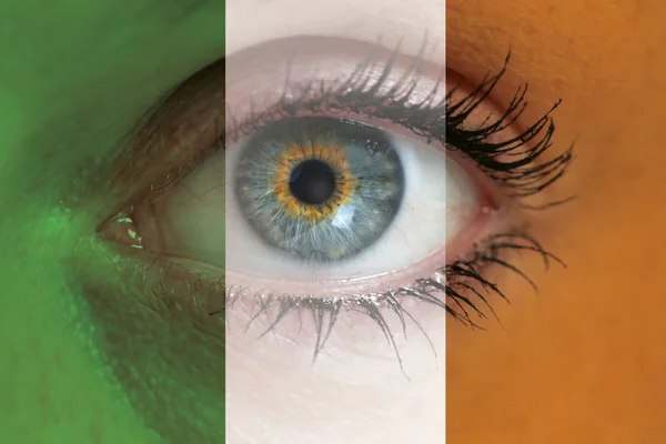 Oog kijkt door Ierland vlag achtergrond concept macro — Stockfoto