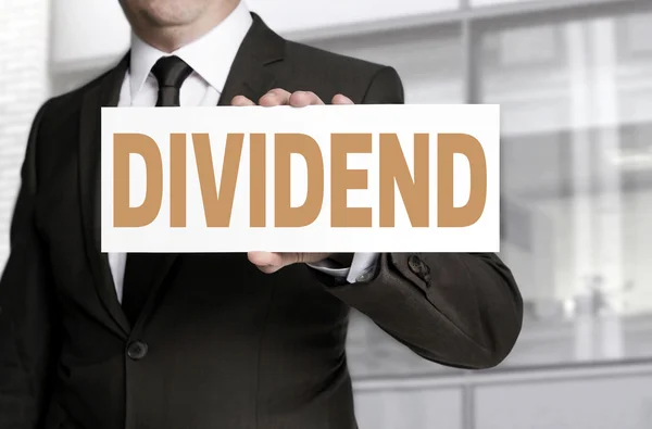 Sinal de dividendo é realizada pelo conceito de empresário — Fotografia de Stock