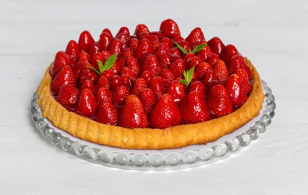 Gâteau aux fraises à la menthe sur bois blanc — Photo