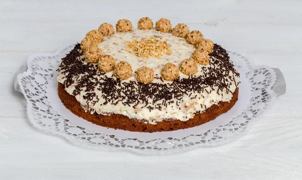 Миндальный ореховый торт на белом дереве — стоковое фото