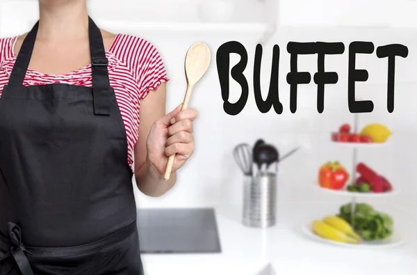 Buffet cocinero sosteniendo concepto de cuchara de madera — Foto de Stock