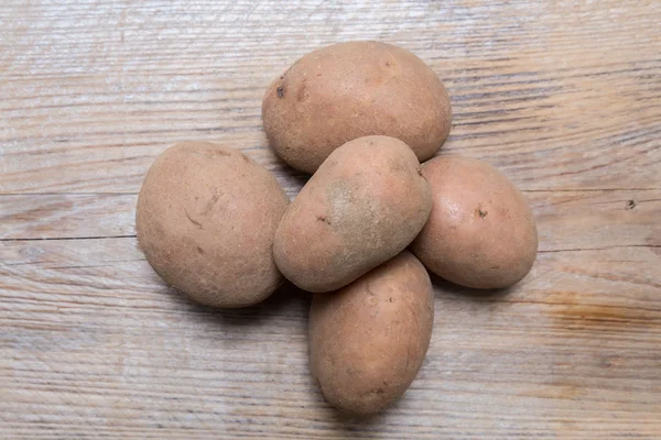 Картофель на деревенском дереве — стоковое фото