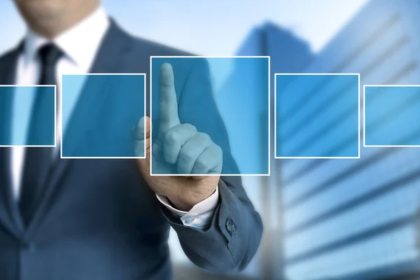 Man pekar på touch skärm koncept — Stockfoto
