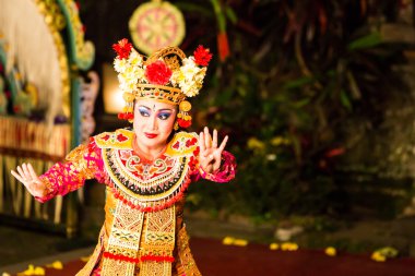 Bali dili gece gösteri