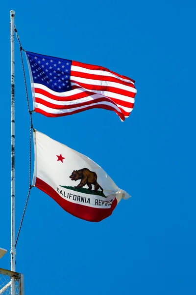 ABD ve Kaliforniya devlet bayrakları — Stok fotoğraf