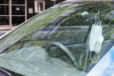 Koronavirüs salgını sırasında maskeler arabada asılı.
