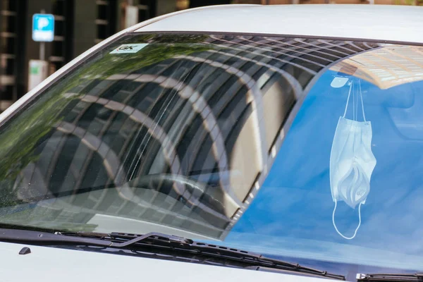 Μάσκες Κρεμάστε Σε Ένα Αυτοκίνητο Κατά τη διάρκεια Coronavirus Πανδημία — Φωτογραφία Αρχείου