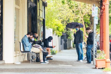 Coronavirus salgını sırasında Melbourne 'da Berber Dükkanı