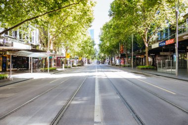 Melbournes Swanston Caddesi Coronavirüs salgını sırasında sessizdir.