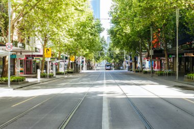 Melbournes Swanston Caddesi Coronavirüs salgını sırasında sessizdir.