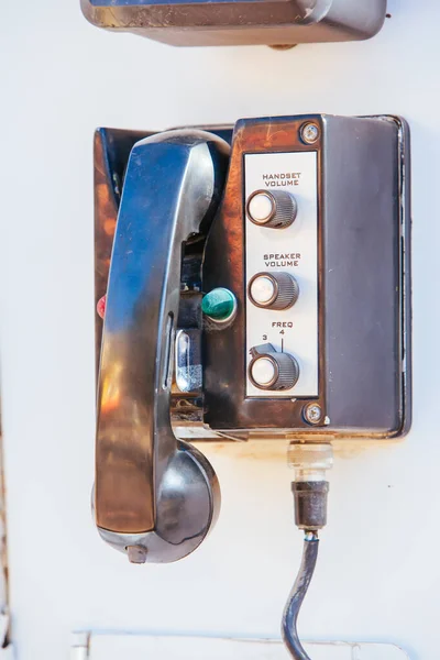 Старий наземний телефон у США — стокове фото