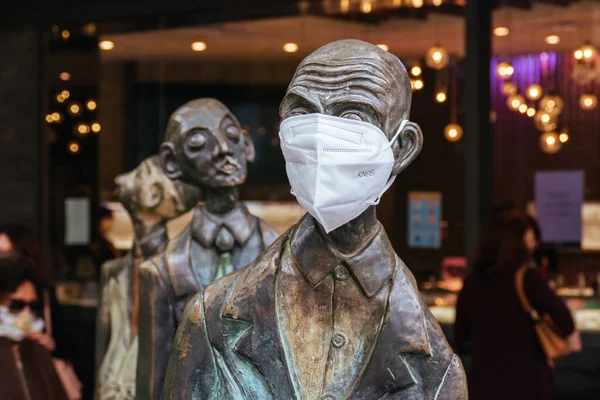 Coronavirus salgını sırasında kendi öğle yemeği heykellerini getiren üç iş adamı. — Stok fotoğraf