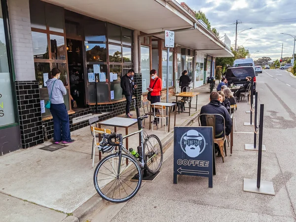 Los cafés de Melbourne comienzan a reabrir con la comida callejera durante la pandemia del Coronavirus — Foto de Stock