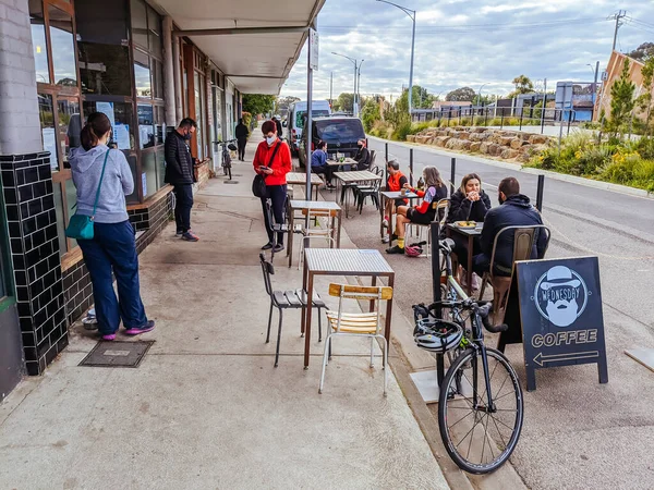 Los cafés de Melbourne comienzan a reabrir con la comida callejera durante la pandemia del Coronavirus — Foto de Stock