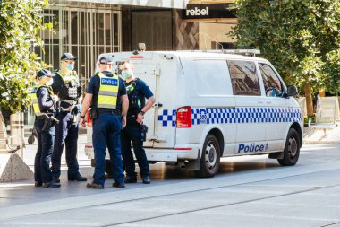 Coronavirus salgını sırasında Bourke St Mall Polisi
