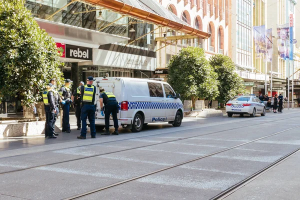 Policía en Bourke St Mall durante la pandemia del Coronavirus —  Fotos de Stock