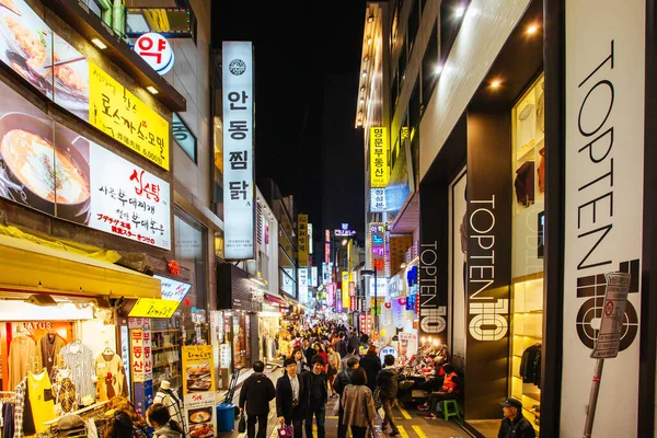 District Myeong-dong in Seoul Zuid-Korea — Stockfoto