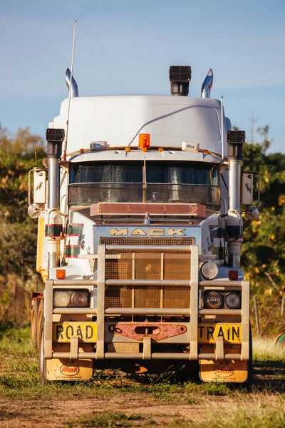 Tren por carretera australiano en Mt Surprise — Foto de Stock