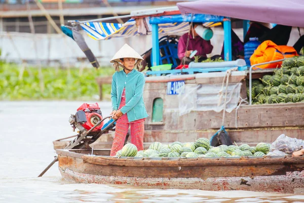 Personas que trabajan y viajan en barco en Vietnam — Foto de Stock