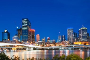 Victoria Köprüsü ve Brisbane Skyline Avustralya