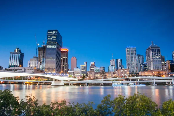 Victoria Bridge e Brisbane Skyline Australia — Foto Stock