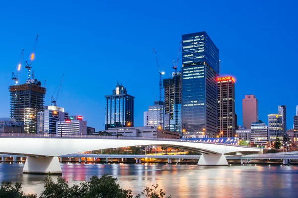 Victoria Bridge e Brisbane Skyline Austrália — Fotografia de Stock