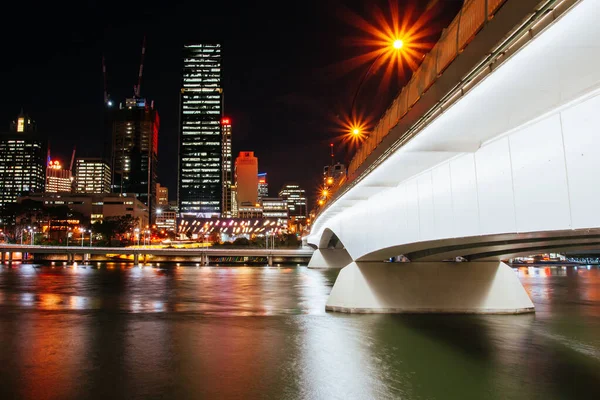 Victoria Bridge e Brisbane Skyline Australia — Foto Stock