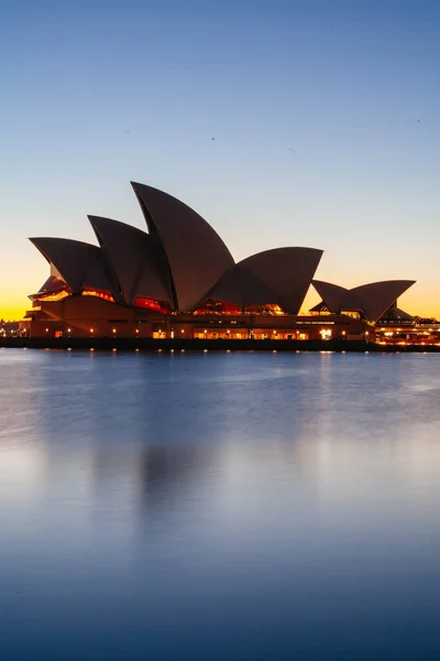 Gündoğumunda Sydney Opera Binası — Stok fotoğraf