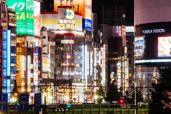 Shinjuku Tokio de noche en Japón — Foto de Stock