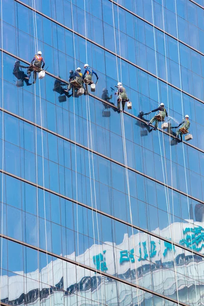 Lavadoras de ventanas de gran altura — Foto de Stock