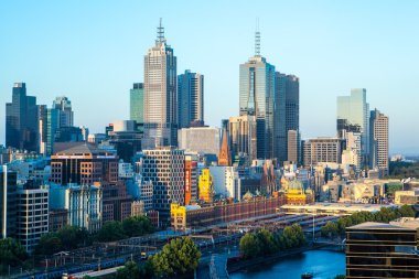 Melbourne silüeti doğru Flinders St