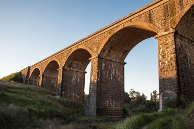 Gün batımında Malmsbury Viyadüğü