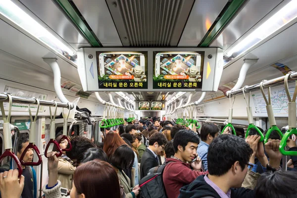 Толпа в метро — стоковое фото