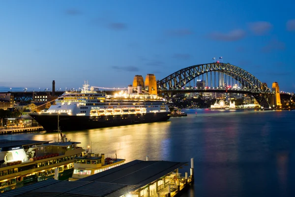 Сиднейская гавань в сумерках — стоковое фото