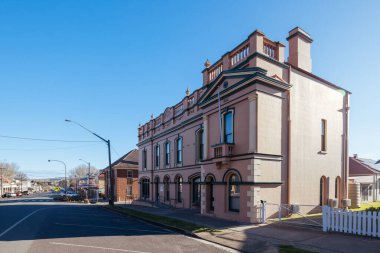 BRAIDWOOD, AUSTRALIA - 14 Eylül 2025: Yeni Güney Galler, Avustralya 'da güneşli bir bahar gününde Wallace Caddesi boyunca mimarlık ve binalar