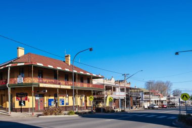 BRAIDWOOD, AUSTRALIA - 14 Eylül 2025: Yeni Güney Galler, Avustralya 'da güneşli bir bahar gününde Wallace Caddesi boyunca yer alan Kraliyet Posta Oteli Mimarisi ve binaları