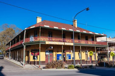 BRAIDWOOD, AUSTRALIA - 14 Eylül 2025: Yeni Güney Galler, Avustralya 'da güneşli bir bahar gününde Wallace Caddesi boyunca yer alan Kraliyet Posta Oteli Mimarisi ve binaları