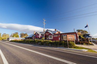 BODALLA, AUSTRALIA - 18 Eylül 2025: New South Wales, Avustralya 'da güneşli bir bahar gününde Bodalla şehir merkezindeki Prince Hwy' de mimarlık ve binalar